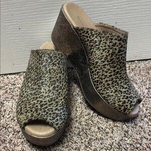 Chocolat Blu Size 8 Leopard Print Wedge Sandals